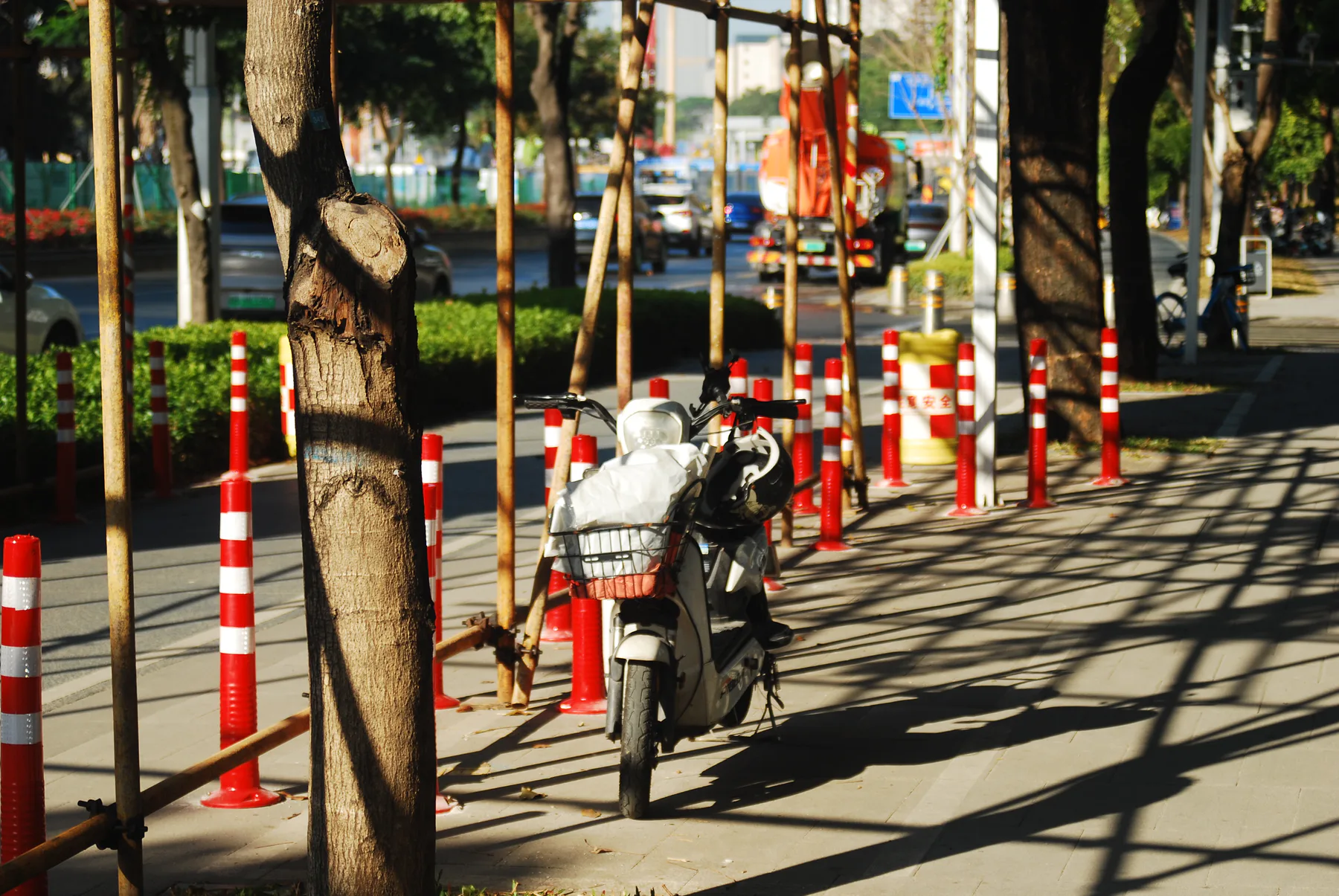 街道上的红白路桩与电动车